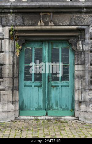 Vecchia porta color turchese, in legno, porta in legno, vernice, staccata, verde, porta d'ingresso Foto Stock