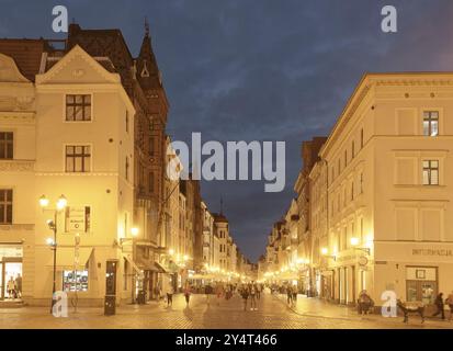 Il centro storico medievale di Thorn è illuminato di sera. Il centro storico di Torun è un sito patrimonio dell'umanità dell'UNESCO. Torun, Kujawsko-Pomorski Foto Stock