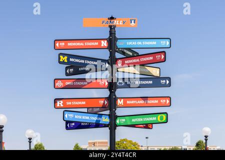 Indicazioni per gli stadi di football NCAA College fuori dal Memorial Stadium della University of Illinois. Foto Stock