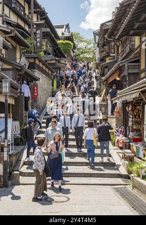 Antica Ninenzaka, o Ninen-zaka, strada pedonale lastricata di pietra, Kyoto, Giappone, Asia Foto Stock