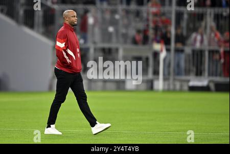 Coach Vincent Kompany FC Bayern Monaco FCB che ispeziona il campo, Champions League, Allianz Arena, Monaco, Baviera, Germania, Europa Foto Stock