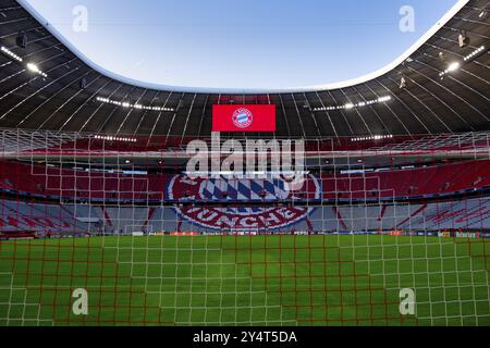 Interni dello stadio, campo, tabellone segnapunti, logo FC Bayern Munich FCB, vuoto, rete porta, Champions League, Allianz Arena, Monaco, Baviera, Germania, Europa Foto Stock