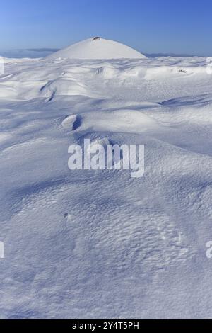 Luce mattutina su un campo di lava innevato, lago, cratere vulcanico, neve, inverno, Berserkjahraun, Snaefellsnes, Vesturland, Islanda, Europa Foto Stock