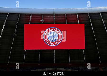 Tabellone segnapunti, Logo FC Bayern Monaco, Champions League, Allianz Arena, Monaco, Baviera, Germania, Europa Foto Stock