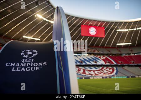 Arch, Arch, Tor Tor, tabellone segnapunti, Logo FC Bayern Monaco, Champions League, Allianz Arena, Monaco, Baviera, Germania, Europa Foto Stock