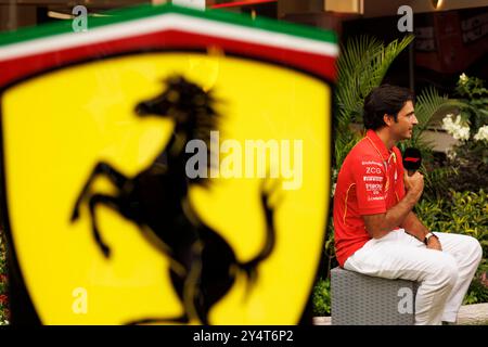 Singapore, Singapore. 19 settembre 2024. Carlos Sainz di Spagna e Scuderia Ferrari nel paddock visto davanti al Gran Premio di F1 di Singapore al Marina Bay Street Circuit. Credito: SOPA Images Limited/Alamy Live News Foto Stock