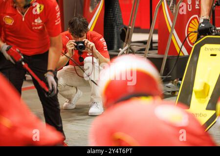 Singapore, Singapore. 19 settembre 2024. Oliver Bearman della Gran Bretagna e pilota di riserva per la Scuderia Ferrari in pit Lane visto in vista del Gran Premio di F1 di Singapore al Marina Bay Street Circuit. Credito: SOPA Images Limited/Alamy Live News Foto Stock