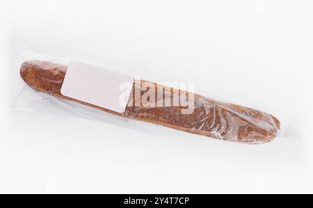 Vista dall'alto di una baguette avvolta in un sacchetto trasparente con etichetta vuota, isolata su bianco Foto Stock