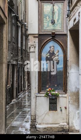 Immagine di un santo, raffigurazione, cristianesimo, raffigurazione, vicolo, vicoli, città vecchia, Venezia, Italia, Europa Foto Stock