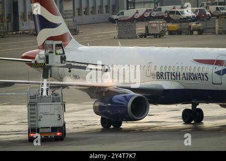 Gli aeromobili della Britsh Airways vengono sghiacciati all'aeroporto di Duesseldorf Foto Stock