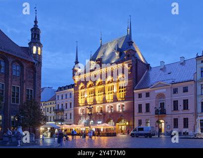 Areszt Sledczy nella città medievale vecchia di Thorn, illuminata di sera. Il centro storico di Torun è un sito patrimonio dell'umanità dell'UNESCO. Foto Stock