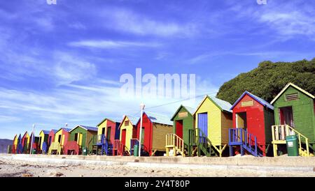 Capanne colorate a St James Beach, città del Capo, Sud Africa, Africa Foto Stock