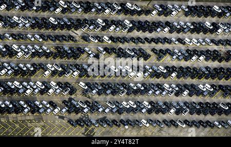 Auto nuove del marchio Opel in un parcheggio collettivo, consegna, industria automobilistica, veicoli, vista aerea Foto Stock