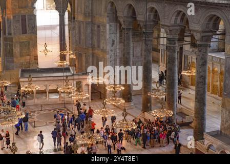 Turisti all'interno di Hagia Sophia, ex cattedrale ortodossa e moschea imperiale ottomana, a Istanbul, Turchia, Asia Foto Stock