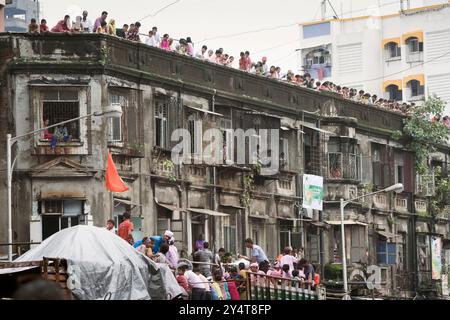 Mumbai, Maharashtra / India - 3 settembre 2009 : le persone nell'edificio sono riunite per assistere alla processione del Signore Ganesha durante la Ganesha fes Foto Stock