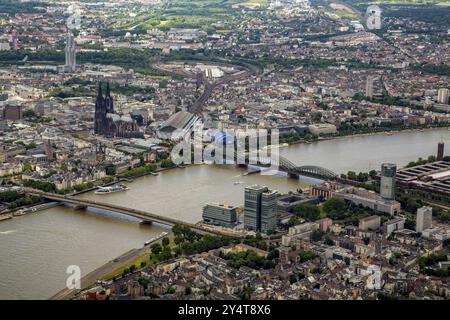 Vista sulla città sulle rive del fiume Reno nel quartiere centrale di Colonia, nello stato federale della Renania settentrionale-Vestfalia, Germania, Europa Foto Stock