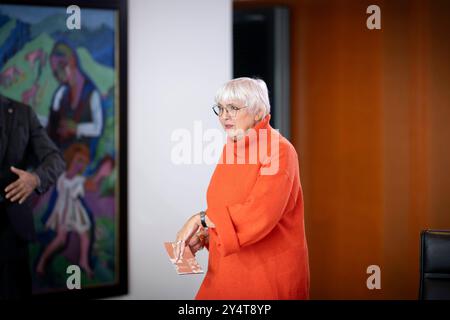 Claudia Roth, Gabinetto Meeting DEU, Deutschland, Germania, Berlino, 18.09.2024 Claudia Roth , Buendnis 90 Die Gruenen, Beauftragte der Bundesregierung fuer Kultur und Medien, vor der Kabinettssitzung im Berliner Kanzleramt Bundeskanzleramt a Berlino Deutschland en: Claudia Roth , Alliance 90 i Verdi, Commissario federale per la cultura e i media, durante una riunione di gabinetto presso l'ufficio del cancelliere di Berlino Germania *** Claudia Roth, Germania, Germania 18 09 2024 Claudia Roth , Alleanza 90 i Verdi, Commissario del governo federale per la cultura e il Foto Stock