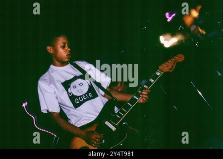 Debbie Smith, bassista dei Curve, che suona dal vivo alla Bristol University Anson Room il 27 ottobre 1993. Foto: Rob Watkins. INFO: Curve, un gruppo alternative rock e shoegaze britannico formatosi nel 1990, era guidato da Toni Halliday e Dean Garcia. Rinomati per il loro suono etereo e la voce distintiva di Halliday, gli album di Curve come "Doppelgänger" e "Cuckoo" rimangono influenti nei generi shoegaze e alternative. Foto Stock