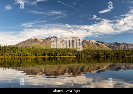 Riflesso dei monti Mentasta nei Twin Lakes a Wrangell-St Elias NP, Alaska. Foto Stock