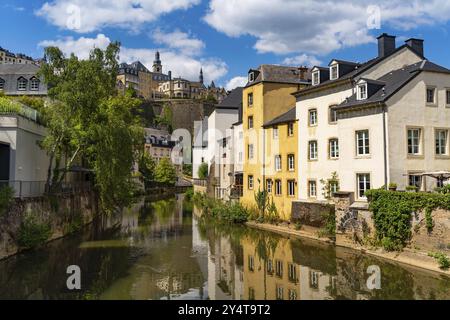 Vista del quartiere di Grund e del fiume Alzette nella città di Lussemburgo Foto Stock