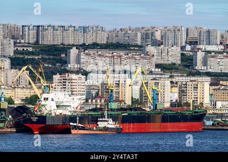 Una vista della città portuale russa industriale e militarizzata di Murmansk sulla costa settentrionale della penisola di Kola, Russia. Foto Stock