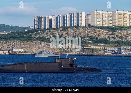 Una vista di un sottomarino nucleare nella città portuale russa industriale e militarizzata di Murmansk, Russia. Foto Stock