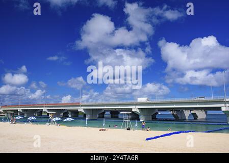 Naminoue Beach sotto l'autostrada a Naha, Okinawa, Giappone, Asia Foto Stock