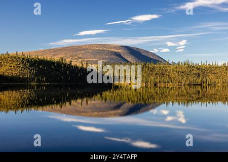 Riflesso delle Wrangell Mountains nei Twin Lakes a Wrangell-St Elias NP, Alaska. Foto Stock