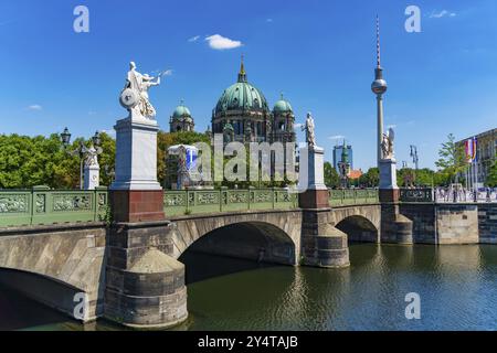 Schlossbrucke, il ponte del Palazzo della città di Berlino, Germania, Europa Foto Stock