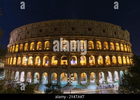 Colosseo di notte, anfiteatro ovale e l'attrazione turistica più popolare di Roma, Italia, Europa Foto Stock