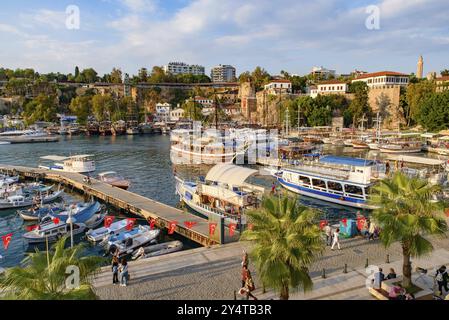 Porto nella città vecchia di Antalya in Turchia Foto Stock