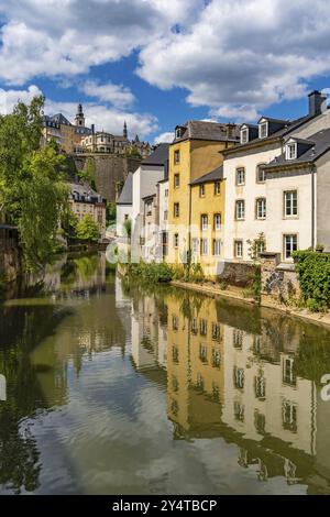 Vista del quartiere di Grund e del fiume Alzette nella città di Lussemburgo Foto Stock