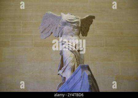 Victoire de Samothrace (Vittoria alata di Samotracia), una scultura greca esposta al Museo del Louvre di Parigi, Francia, Europa Foto Stock