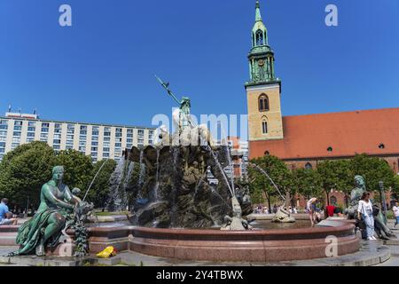 Fontana di Nettuno e Chiesa di Santa Maria a Berlino, Germania, Europa Foto Stock