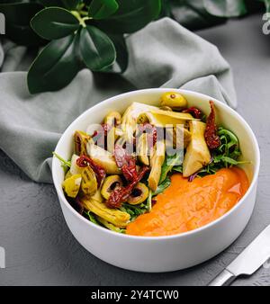 Vivace insalata di verdure mediterranee in una ciotola con vista dall'alto Foto Stock