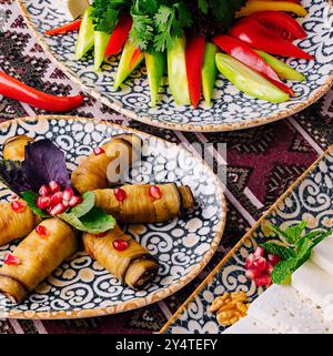 Appetitose mezze mediorientali con verdure fresche, formaggio e noci Foto Stock