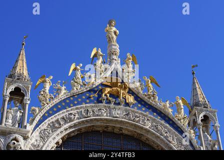 Decorazione sulla facciata della Basilica di San Marco in Piazza San Marco, Venezia, Italia, Europa Foto Stock