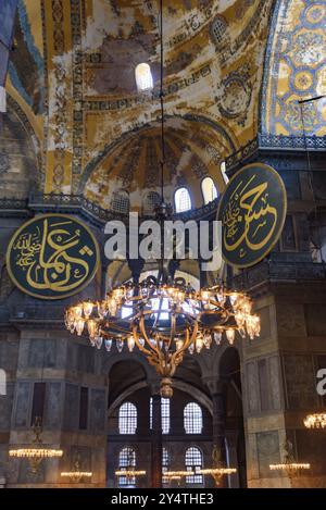 Interno di Hagia Sophia, ex cattedrale ortodossa e moschea imperiale ottomana, a Istanbul, Turchia, Asia Foto Stock