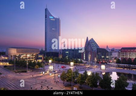 Lipsia, Augustusplatz, von links nach rechts das Gewandhaus, City-Hochhaus, Neues Augusteum in der Abenddämmerung *** Lipsia, Augustusplatz, da sinistra a destra Gewandhaus, City-Hochhaus, Neues Augusteum al tramonto Deutschland, Germania GMS11727 Foto Stock