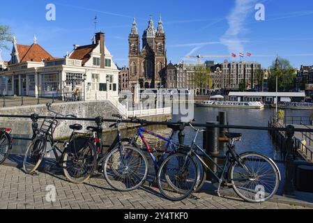 Moto sul ponte che attraversa il canale di Amsterdam, Paesi Bassi Foto Stock