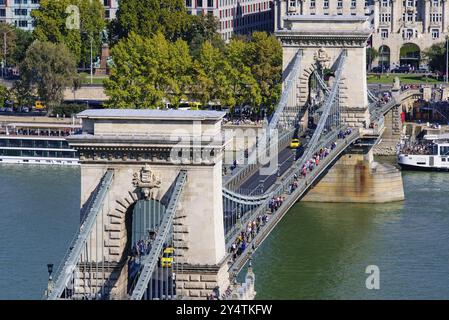 Vista aerea del Ponte delle catene di Szechenyi sul Danubio che collega Buda e Pest, Budapest, Ungheria, Europa Foto Stock