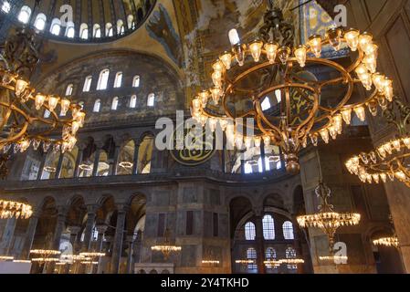 Interno di Hagia Sophia, ex cattedrale ortodossa e moschea imperiale ottomana, a Istanbul, Turchia, Asia Foto Stock