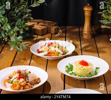 Presentazione elegante di diversi pasti gourmet in un ambiente rustico Foto Stock