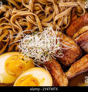 Vista dall'alto del tradizionale ramen giapponese con maiale, uova e germogli Foto Stock