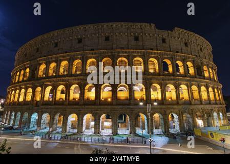 Colosseo di notte, anfiteatro ovale e l'attrazione turistica più popolare di Roma, Italia, Europa Foto Stock