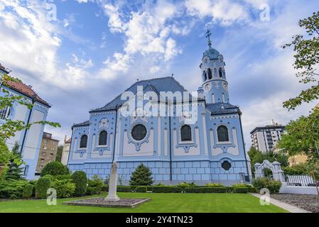 Chiesa di Santa Elisabetta, conosciuta come Chiesa Blu, nella città vecchia di Bratislava, Slovacchia, Europa Foto Stock