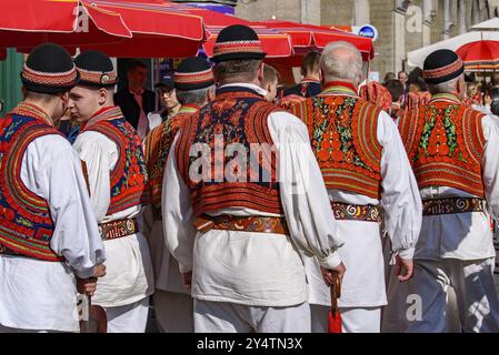 Popolo croato con abiti tradizionali a Zagabria Foto Stock
