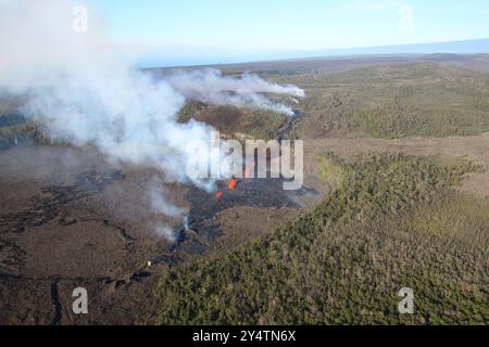 Big Island, Hawaii, Stati Uniti. 17 settembre 2024. I geologi hanno detto che le fontane di lava alte fino a 32 metri hanno creato flussi di lava sul pavimento del cratere Napau. Kilauea eruttò 15 notti a settembre in un'area chiusa al pubblico. L'attività del vulcano aumentò all'inizio di settembre 17, ma non minacciò case o infrastrutture. Kilauea è uno dei vulcani più attivi al mondo. Nel 2019, una serie di terremoti e grandi eruzioni a Kilauea portarono alla distruzione di centinaia di case e aziende. (Credit Image: © USGS/ZUMA Press Wire) SOLO PER USO EDITORIALE! Non per USO commerciale! Foto Stock