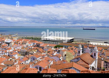 Vista della città e del fiume Tago dal Miradouro de Santa Luzia, una piattaforma di osservazione a Lisbona, Portogallo, Europa Foto Stock