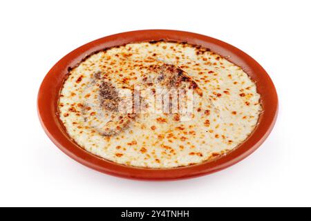 Deliziose lasagne con cottura di carne e formaggio in un piatto rustico di argilla, isolato su sfondo bianco Foto Stock